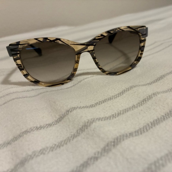 Fendi Beige and Black Patterned Sunglasses - Picture 1 of 5